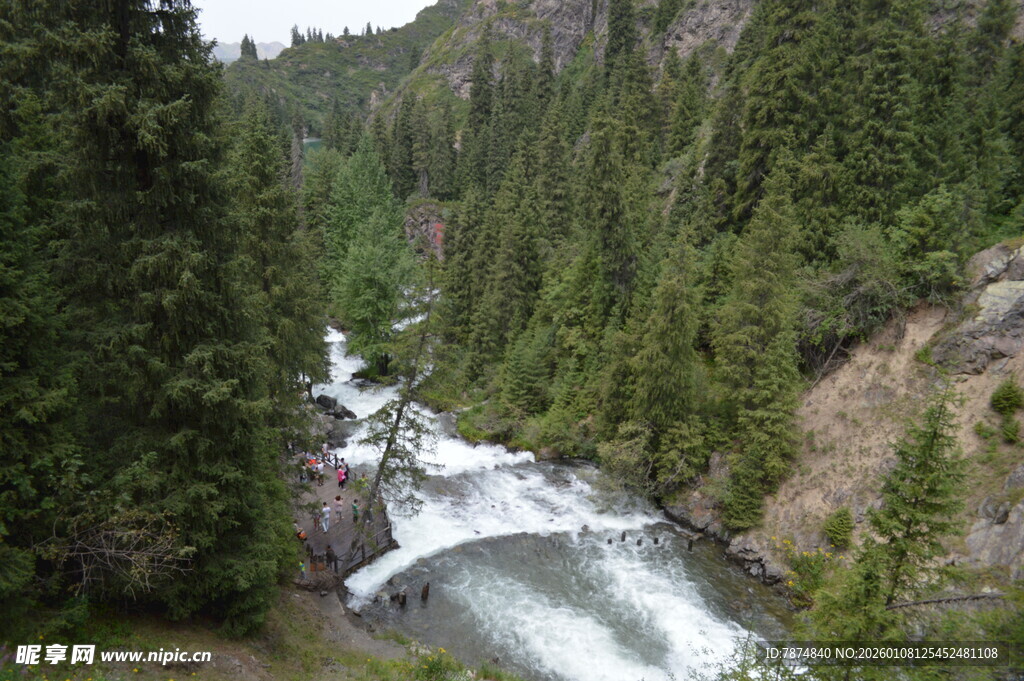 山间飞瀑 绿意环绕的美景