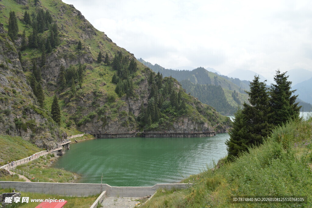 山间碧绿湖泊美景