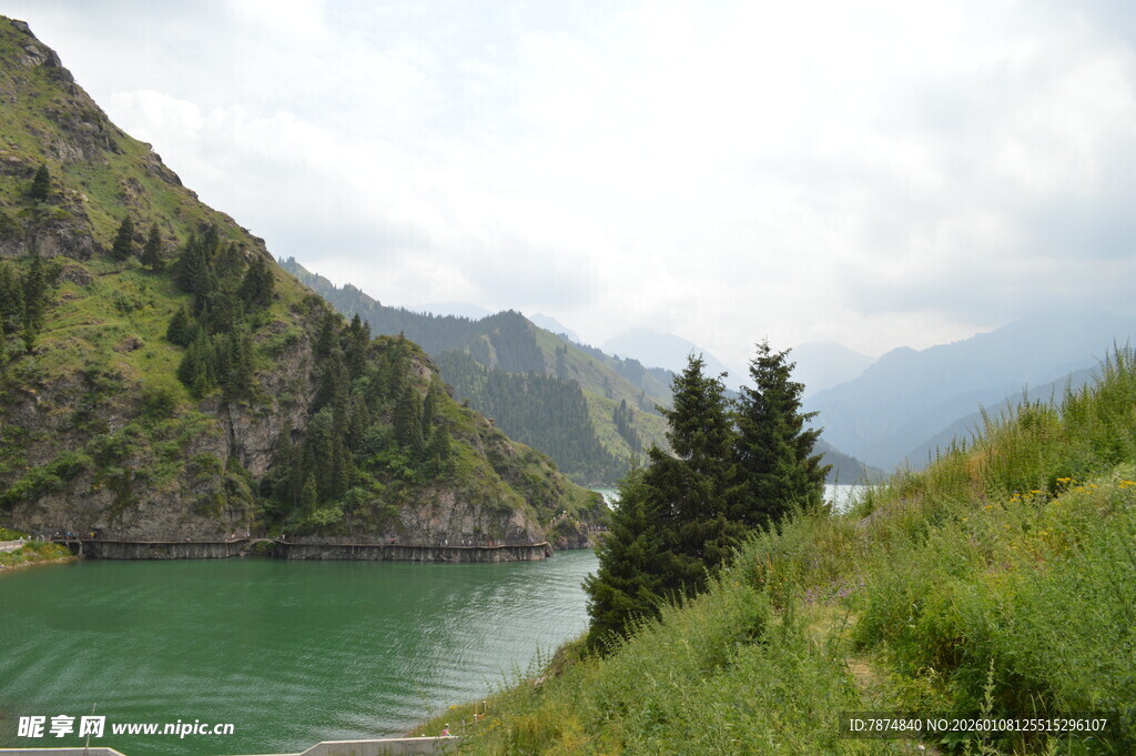 山间碧绿湖水与葱郁草木