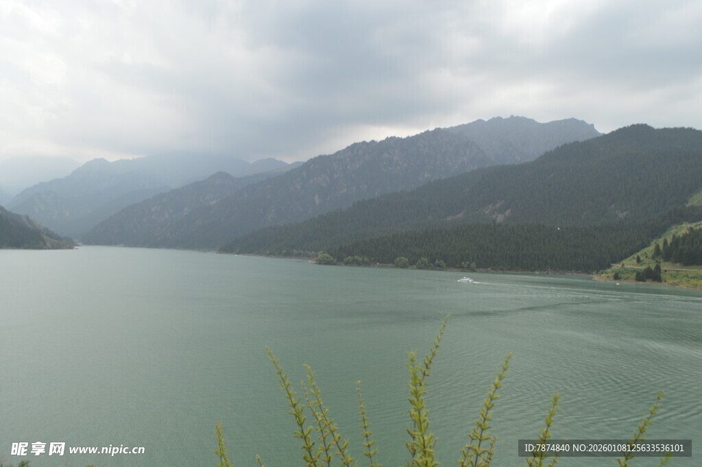 山水相依的静谧湖景