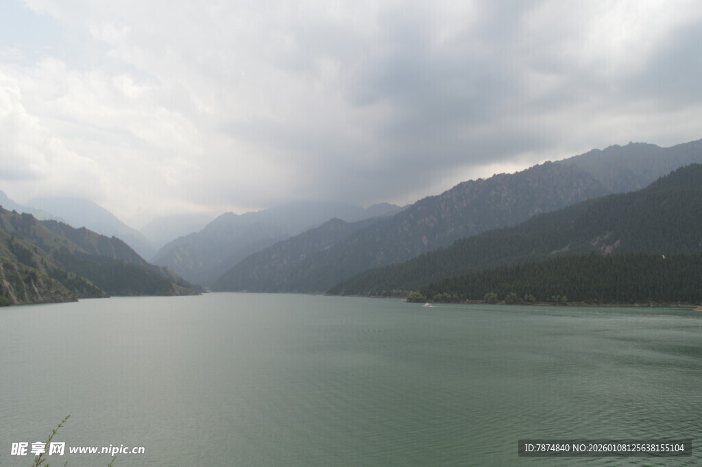 山水湖景 云雾缭绕的风光