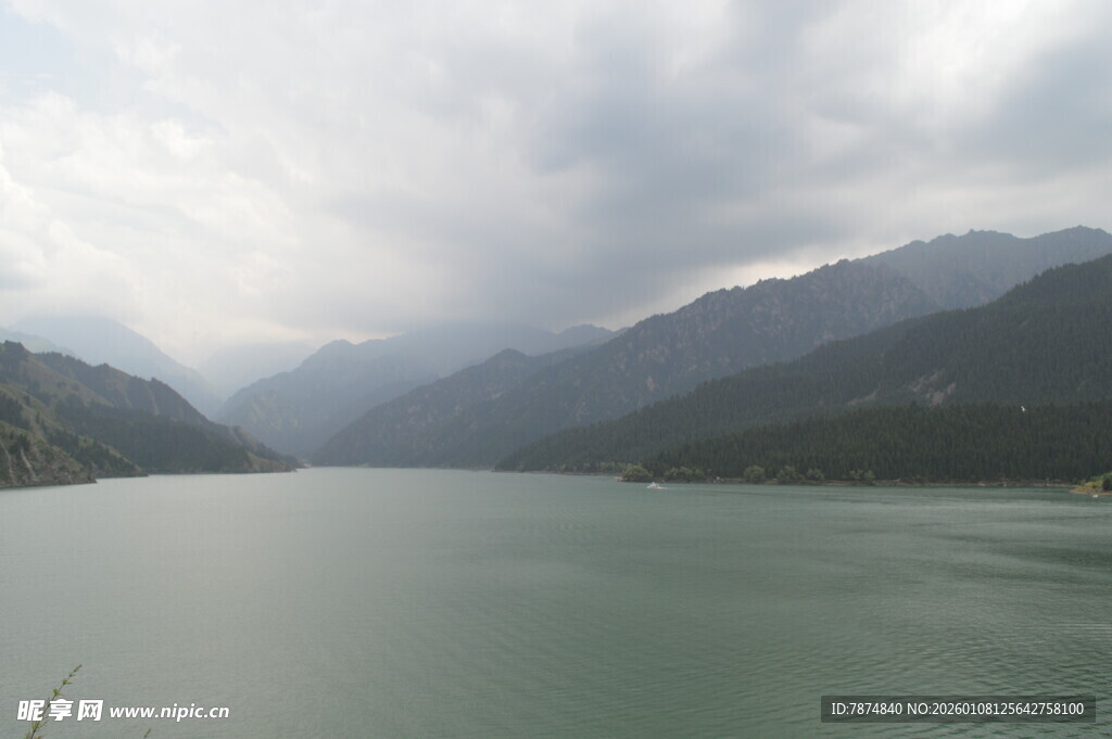 云雾缭绕的山水风光