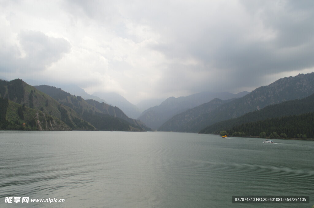 云雾缭绕的山水湖泊景色