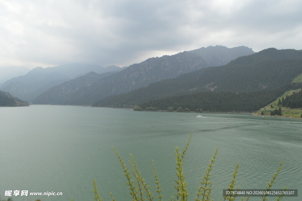 宁静山水间的秀丽湖泊