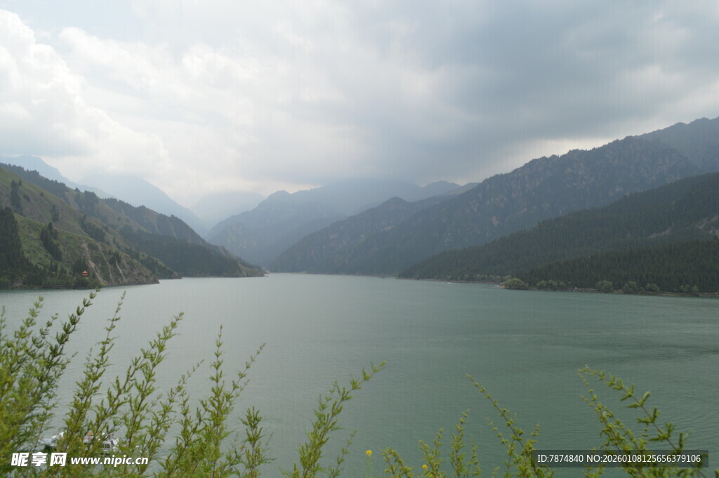 山水间的静谧湖景