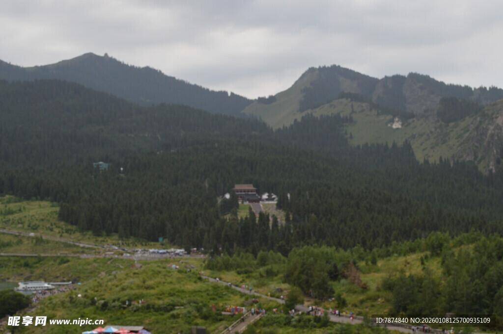 山间景色 绿意环绕的建筑