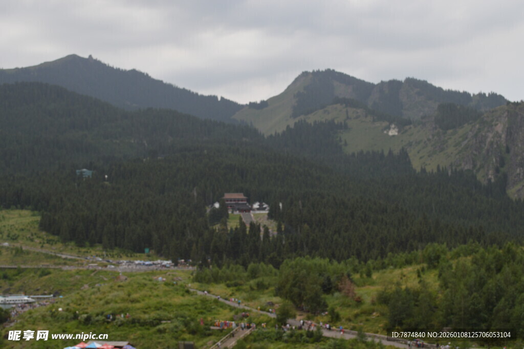 山间景致 远处建筑隐于林