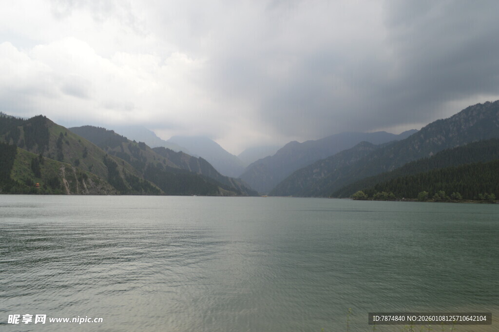 云雾缭绕的山水风光