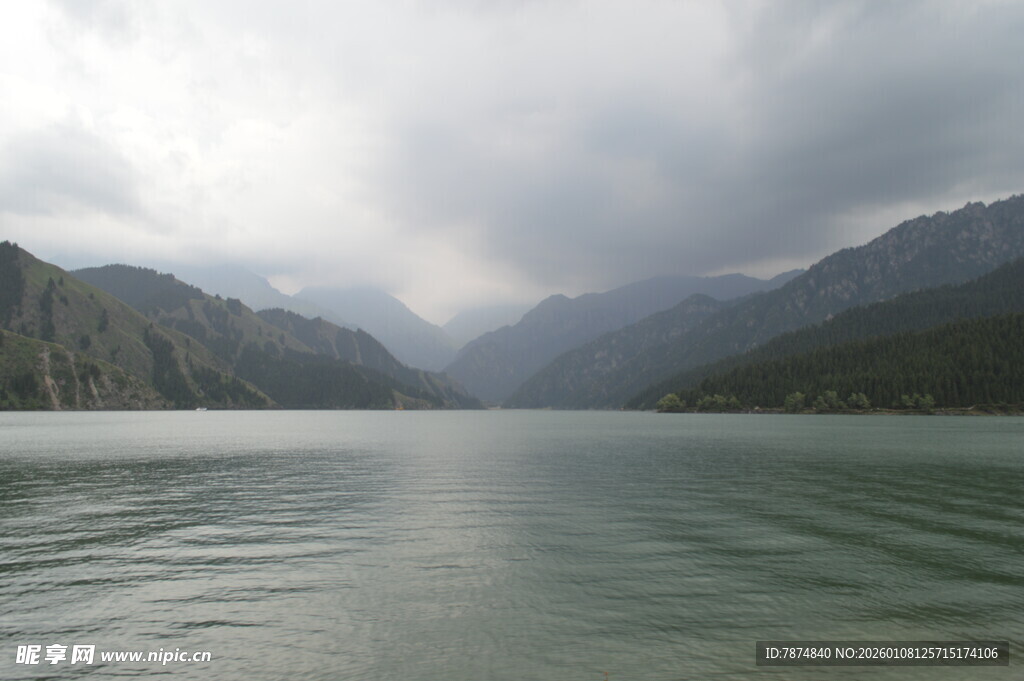 云雾缭绕的山水风光