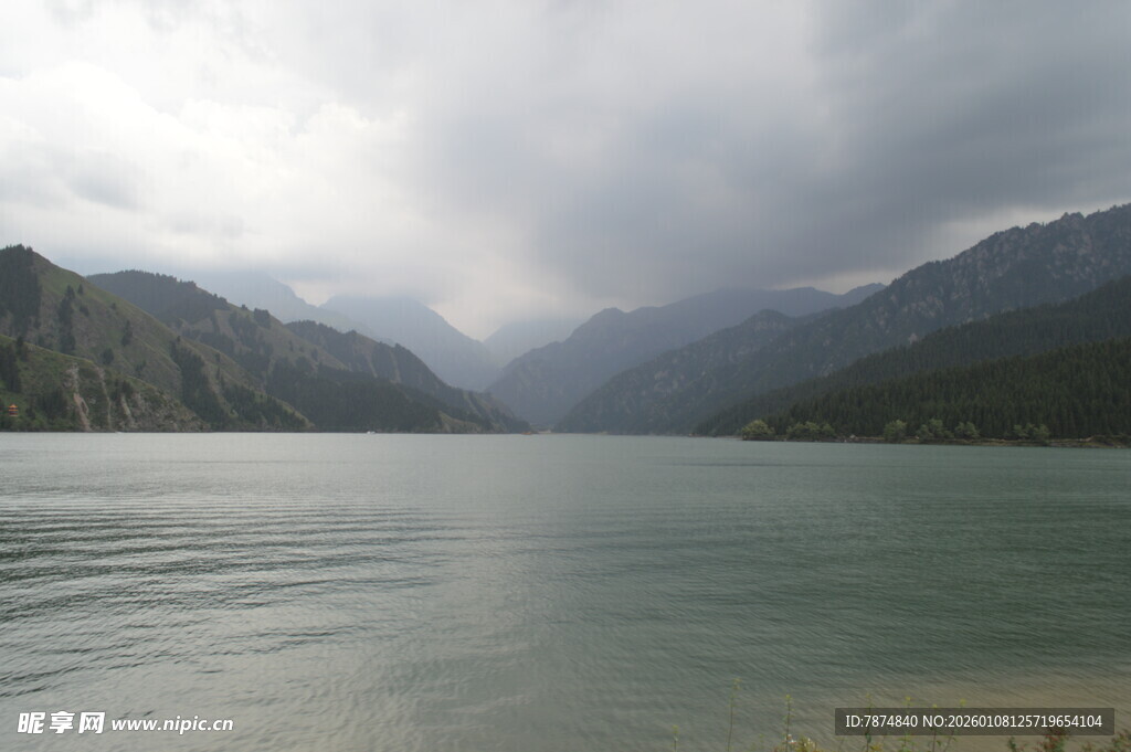 云雾缭绕的山水风光