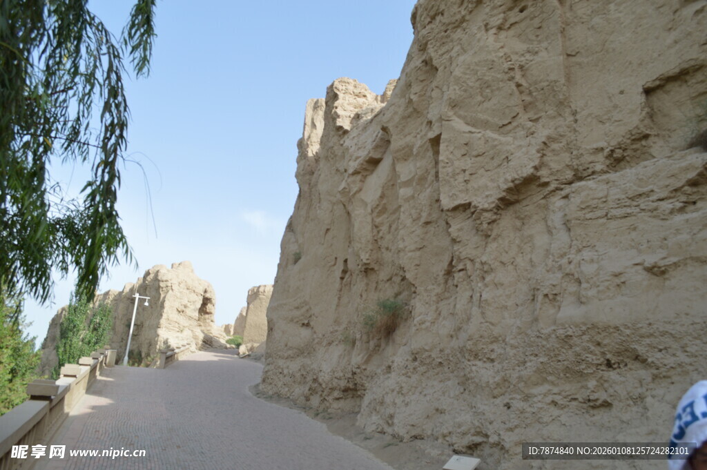 古老土壁旁的乡间小道