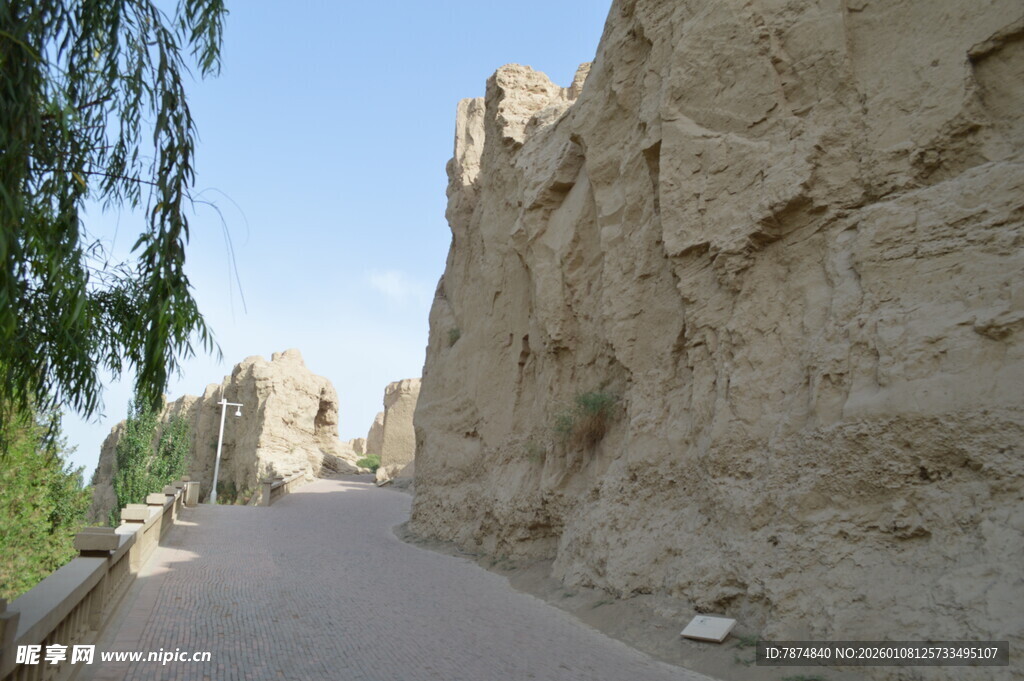 古老城墙下的幽静小路