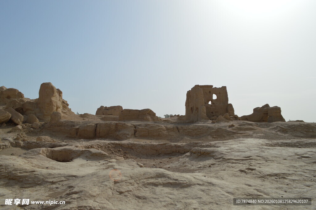 沙漠中的古老遗迹