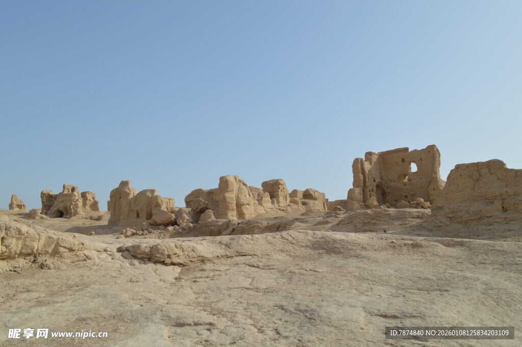 沙漠中的古老建筑遗迹