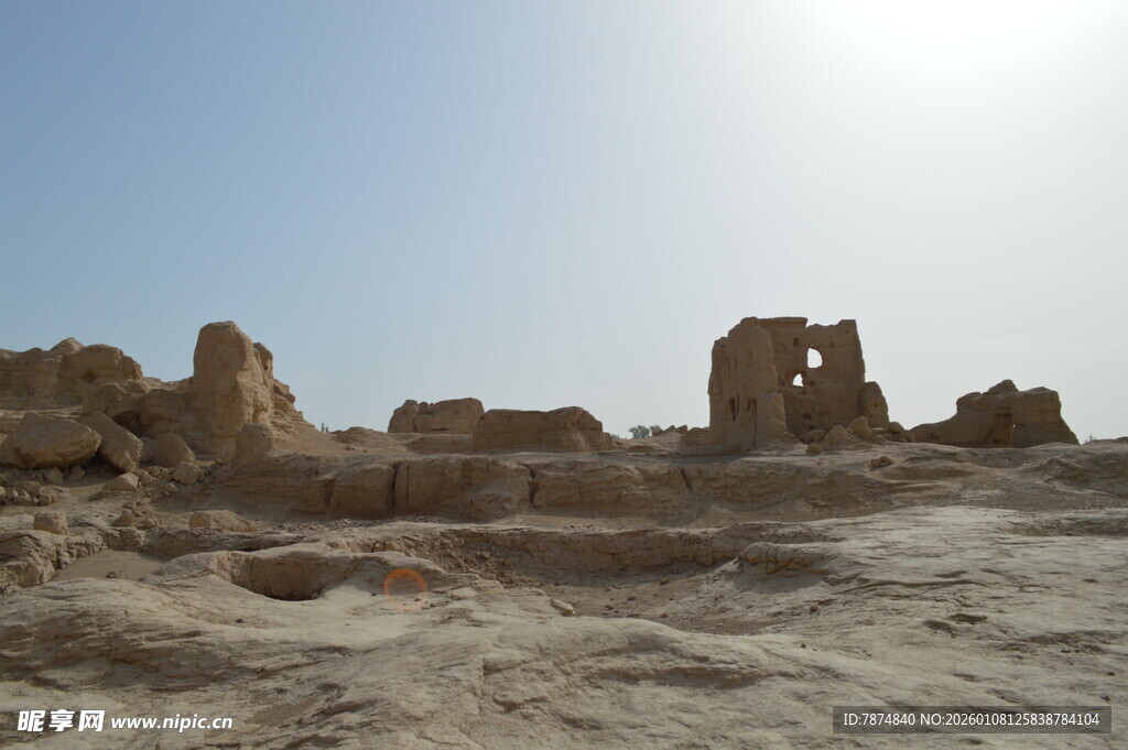 沙漠中的古老遗迹