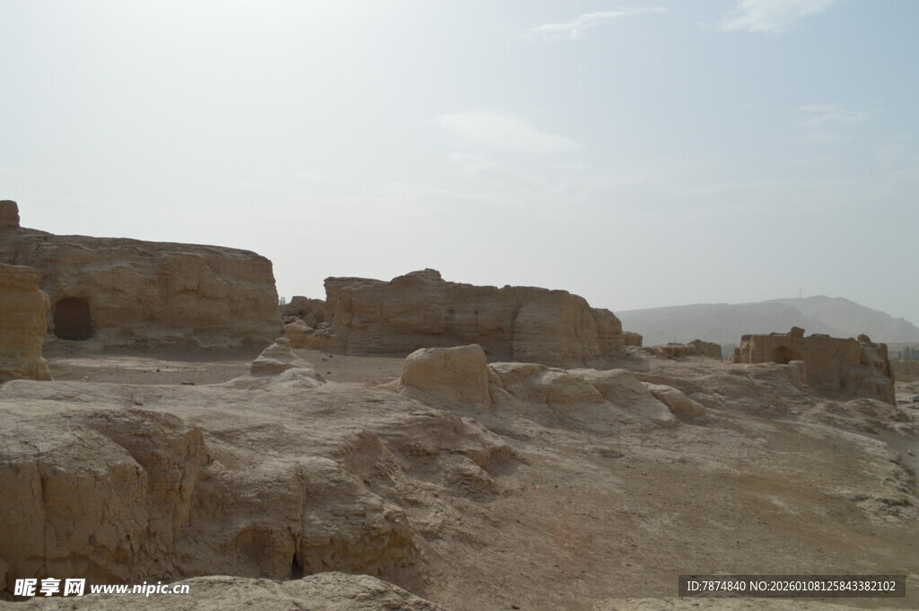 古老沙漠中的残垣断壁