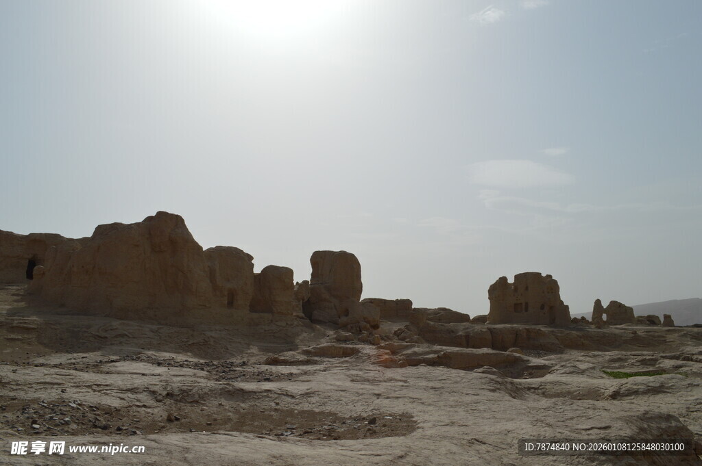 沙漠中的古老遗迹