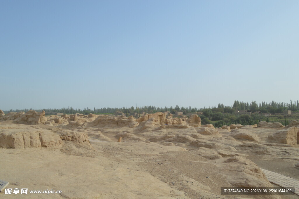 沙漠中的古老遗迹景观