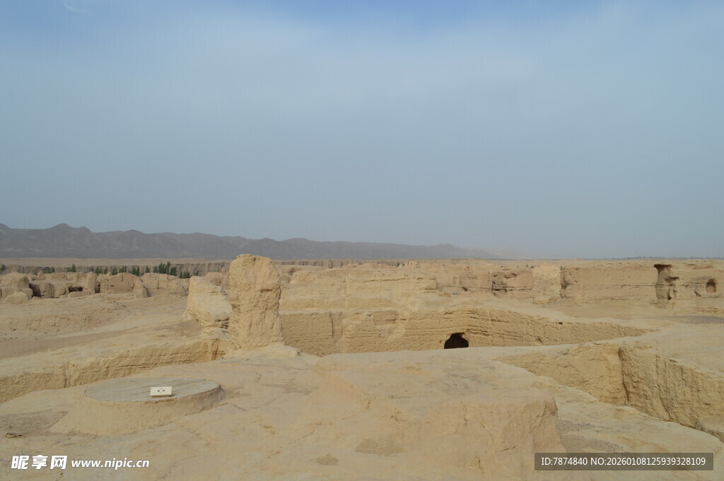 沙漠中的古老建筑遗迹