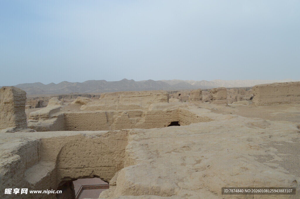 古老沙漠中的遗迹景观