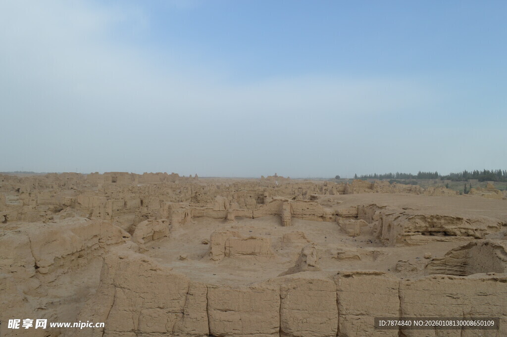 广袤沙漠中的奇特地貌