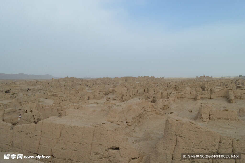 沙漠中的古老建筑遗迹