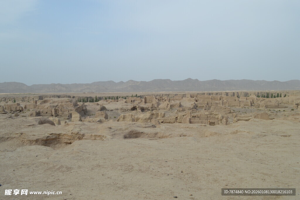 沙漠中的古老遗迹景观
