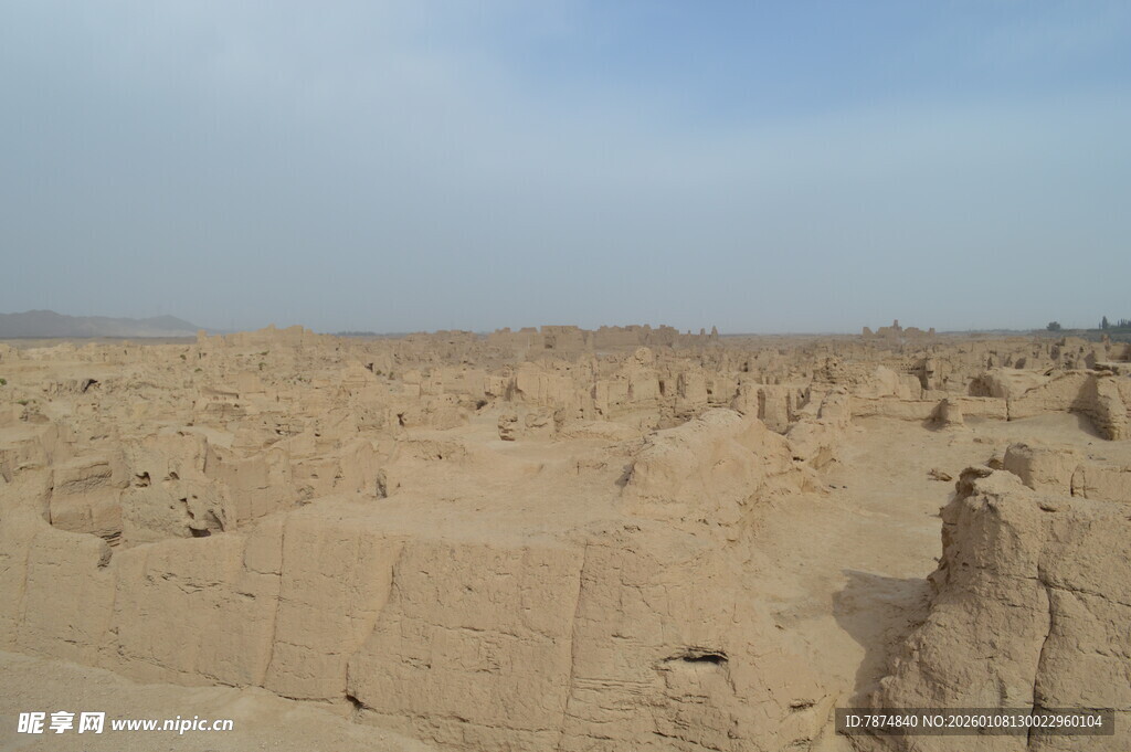 沙漠中的古老土堆遗迹
