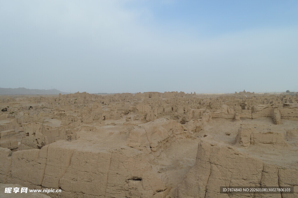 古老神秘的土筑遗迹景观