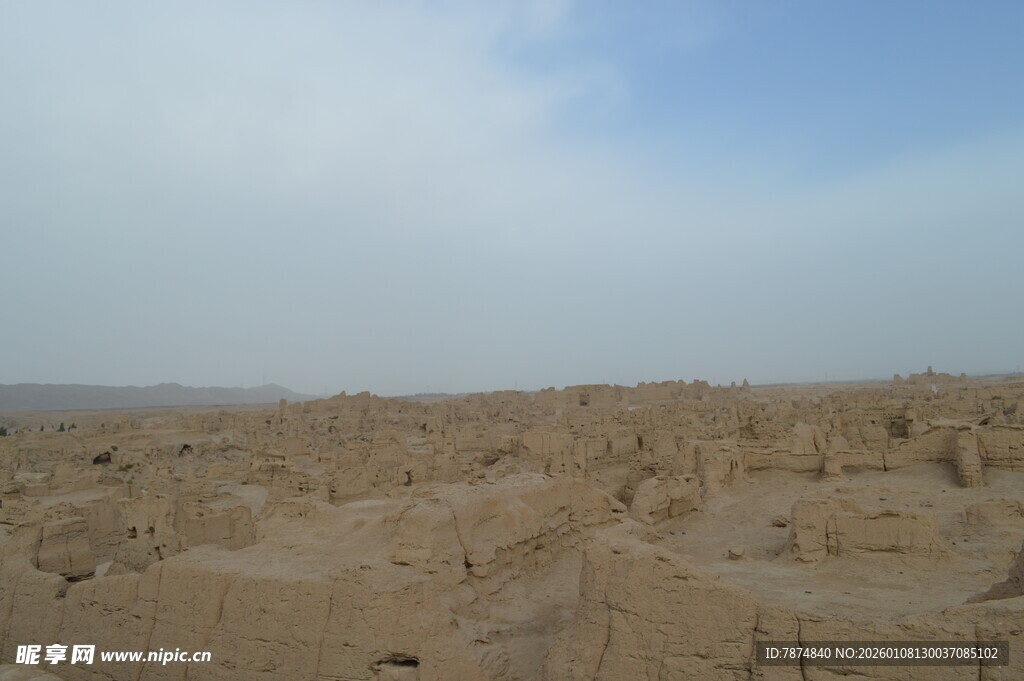 沙漠中的古老建筑遗迹