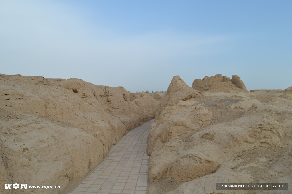 沙漠中的古老土筑遗迹