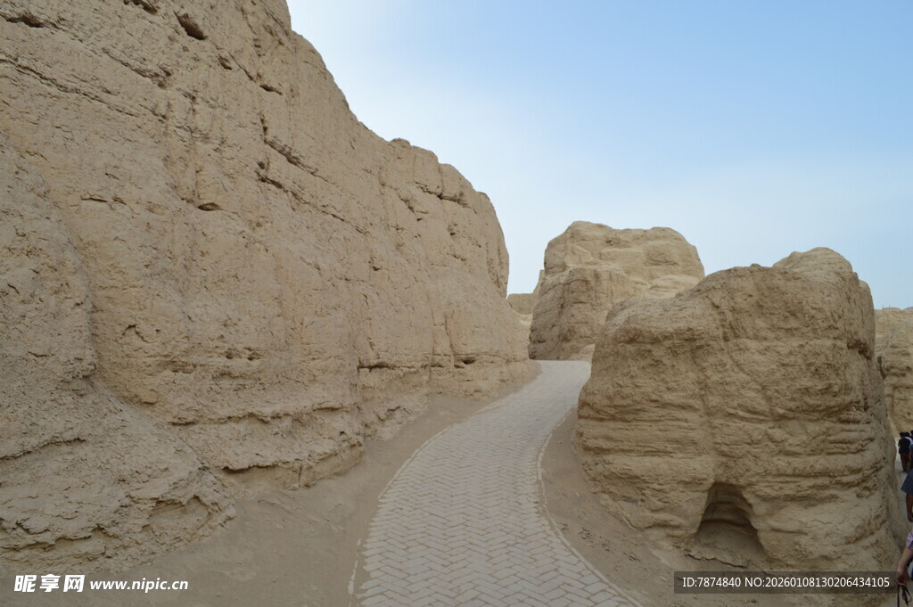 沙漠中的古老土筑遗迹