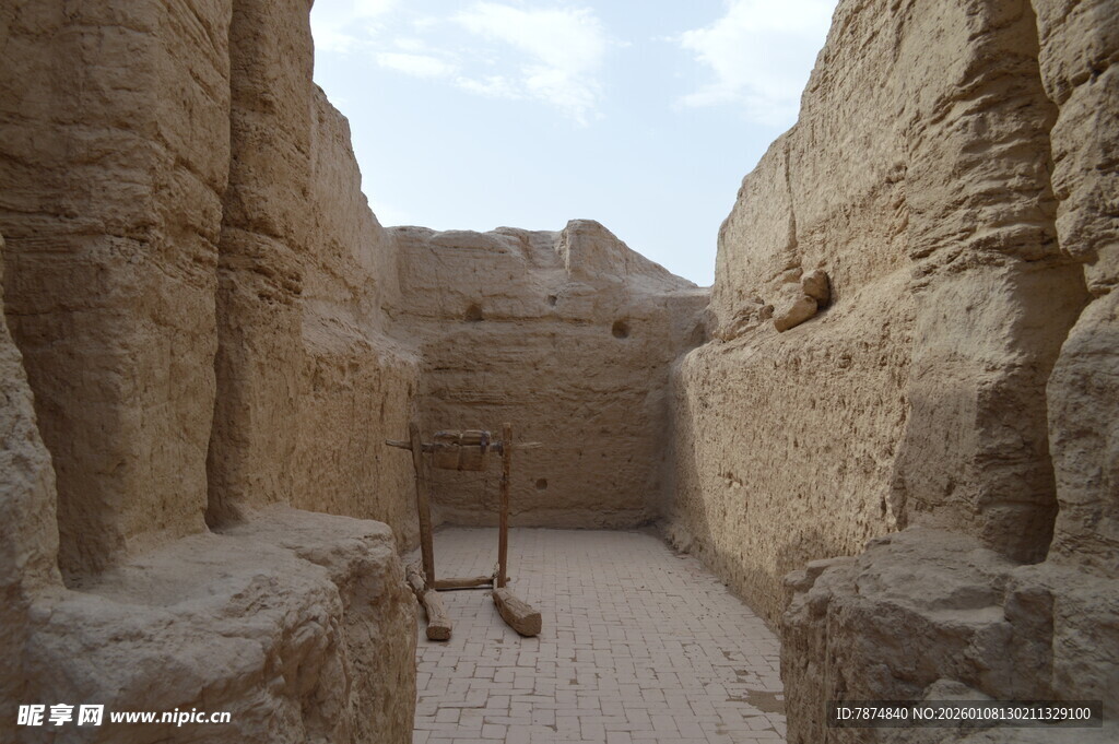 古老遗迹中的狭窄通道