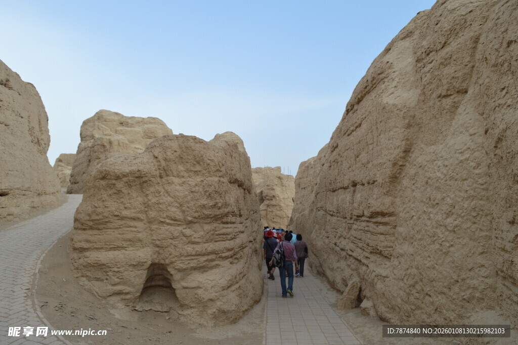 峡谷中漫步的游客