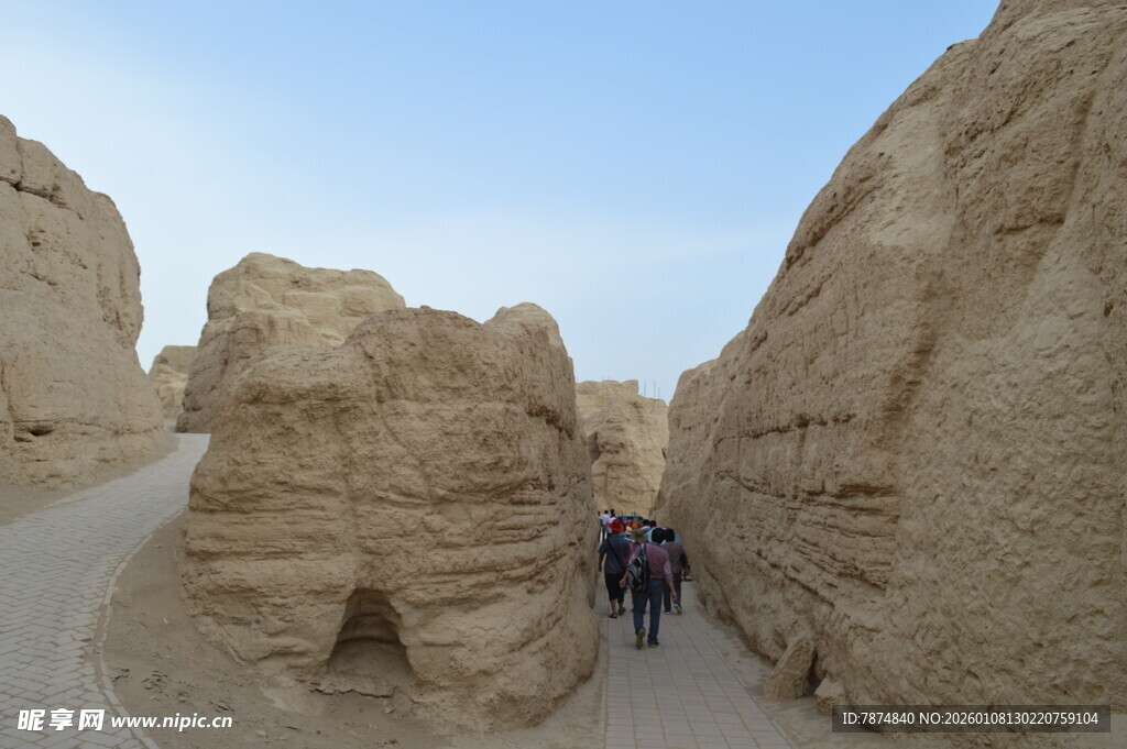 探秘古老土壁间的旅行