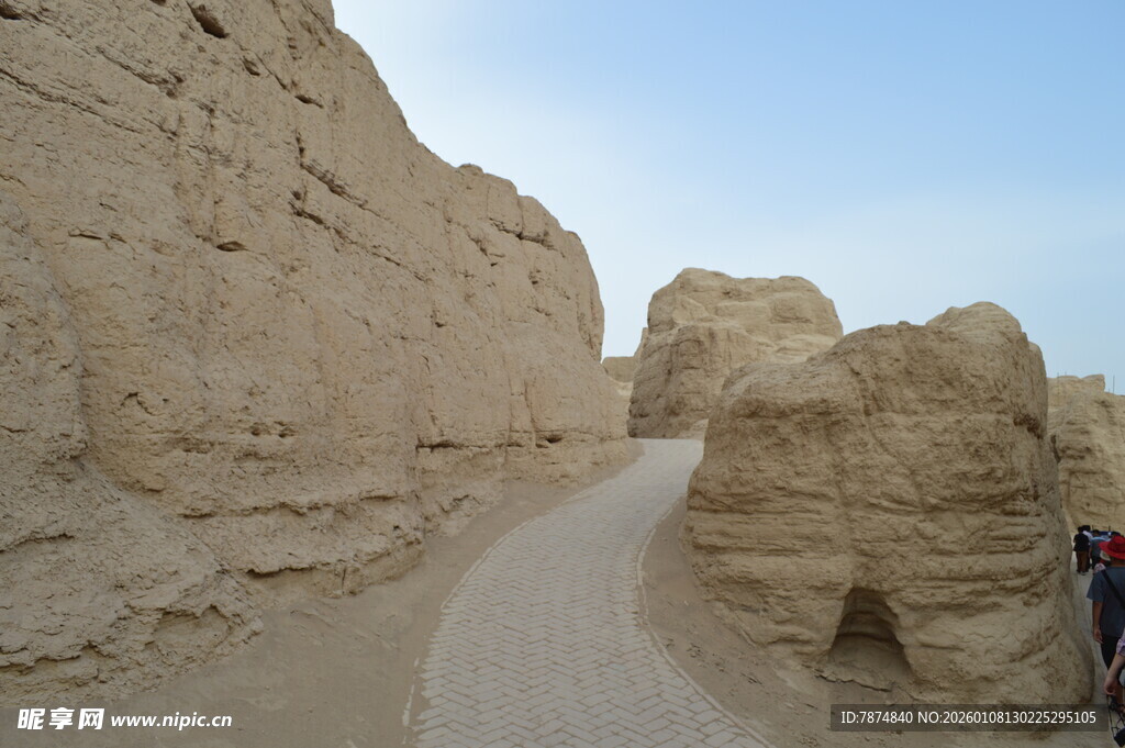 沙漠中的古老土筑遗迹