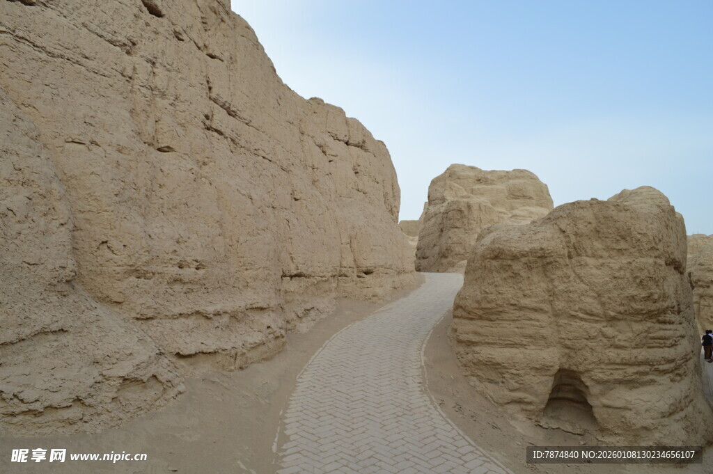 沙漠中的古老土墙遗迹