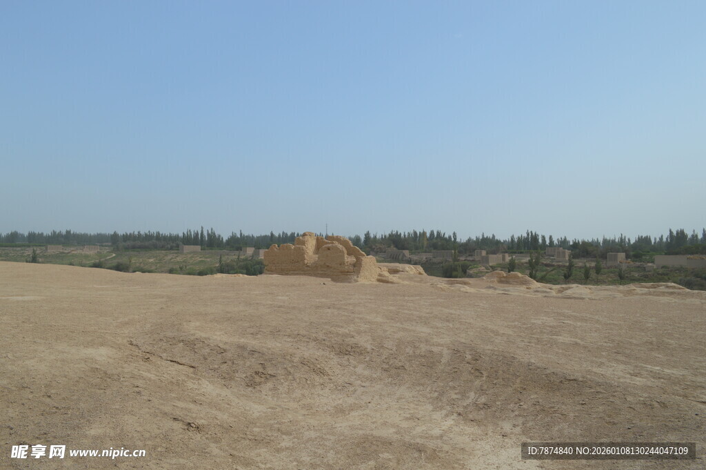 空旷沙地中的黄色机械