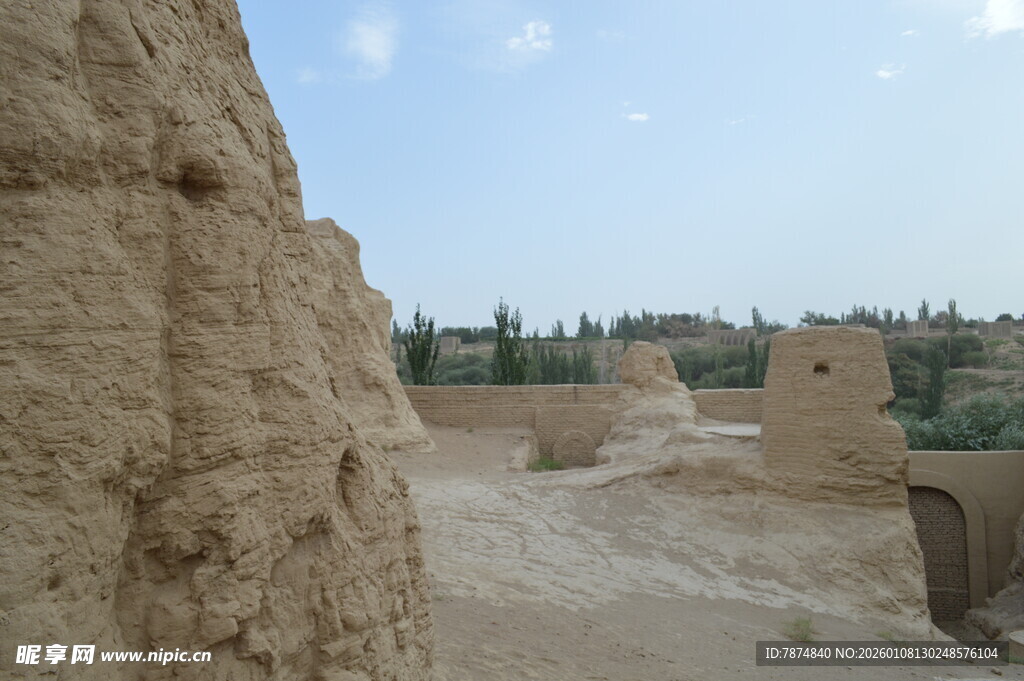 古老土筑遗迹景观