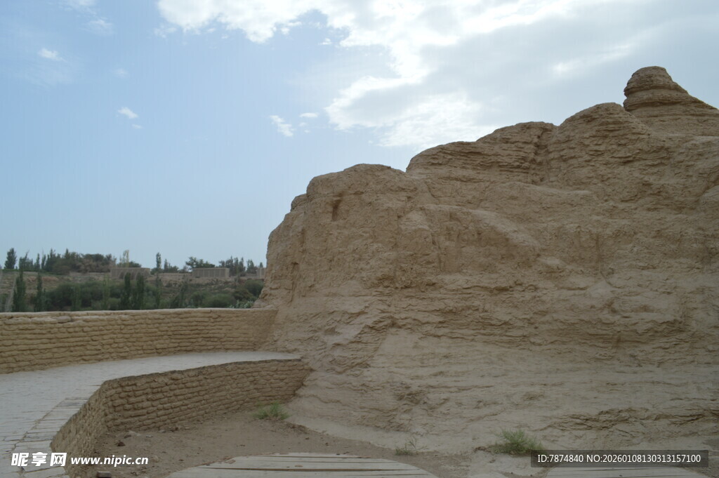 古老土筑遗迹景观