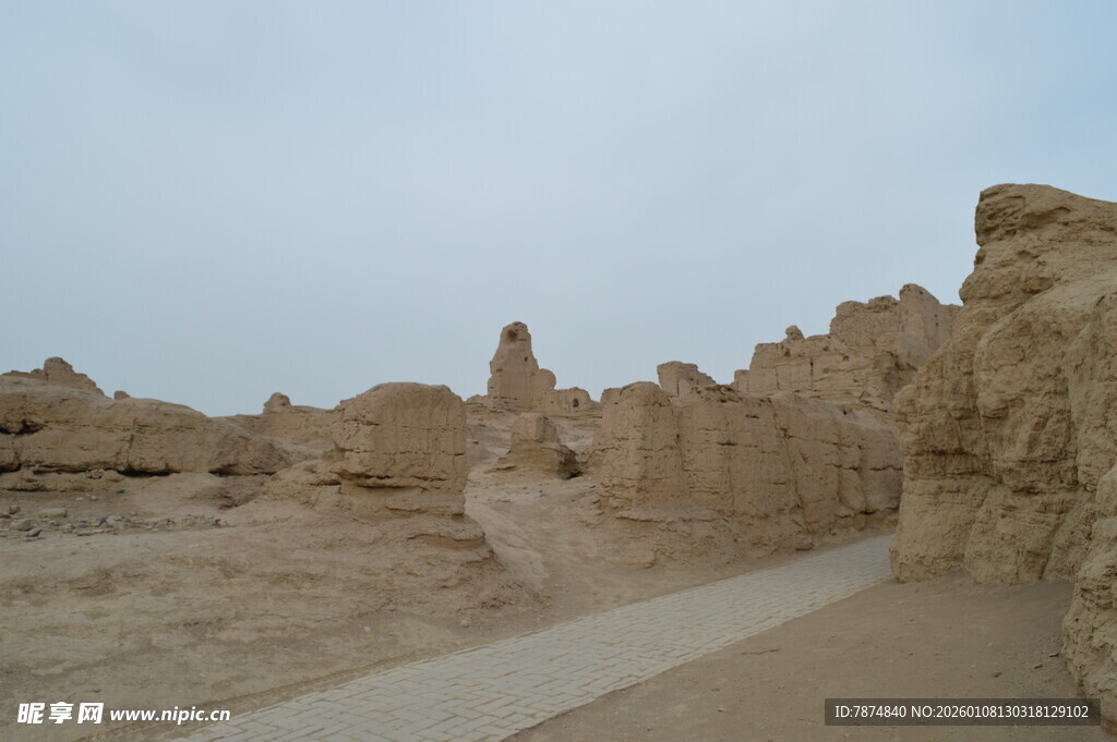 沙漠中的古老土筑遗迹