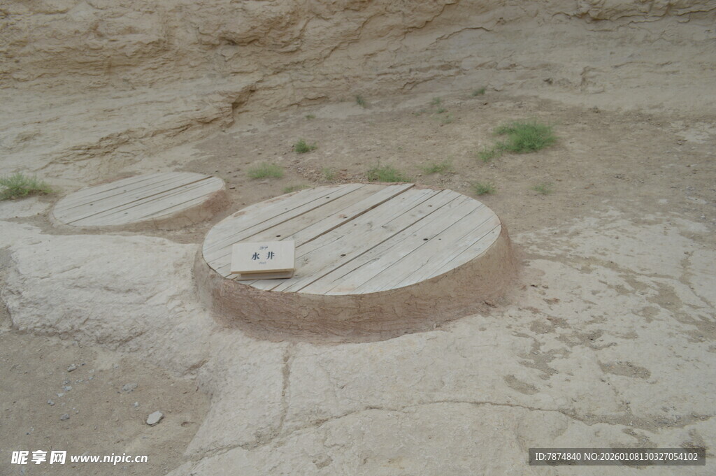 户外沙地上的圆形井盖