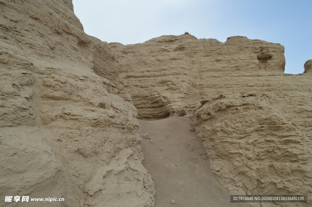 沙漠中的古老岩壁遗迹