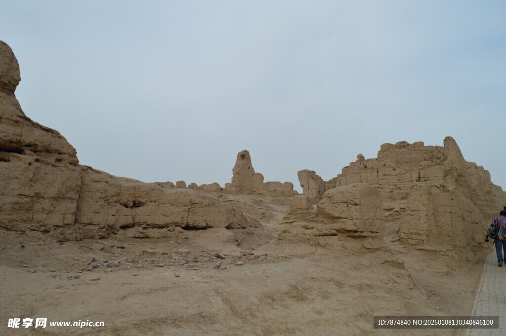 沙漠中的古老土丘遗迹