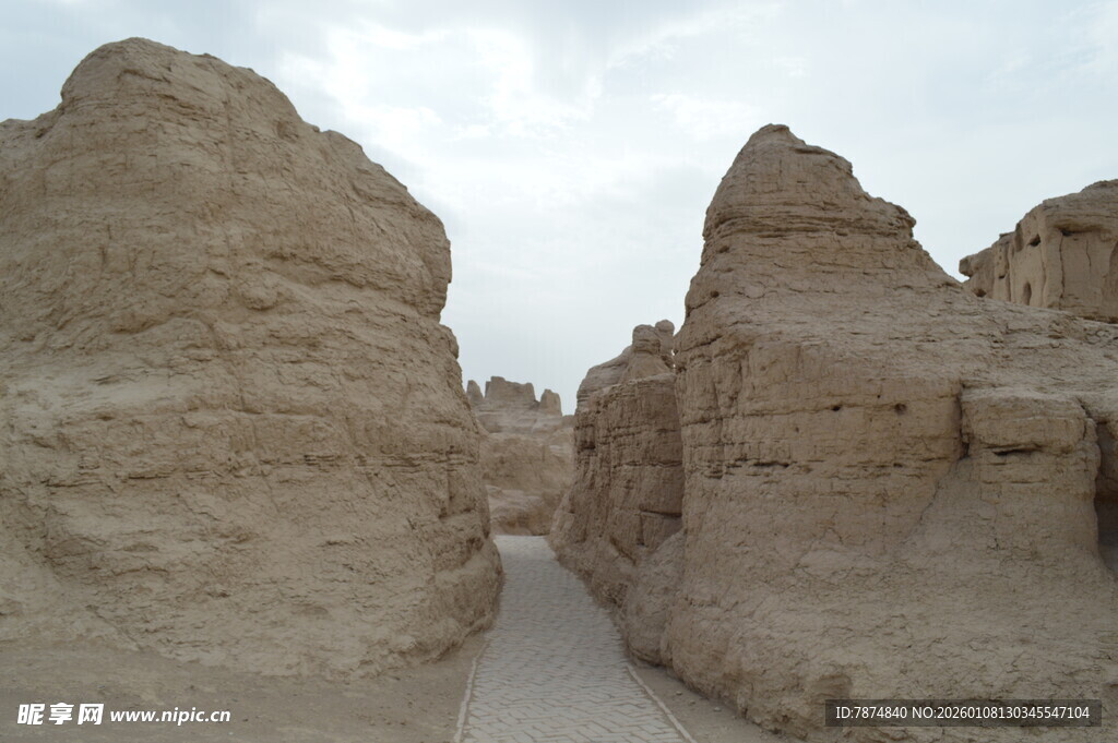 沙漠中的奇特土丘景观