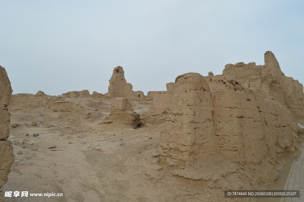 沙漠中的古老遗迹