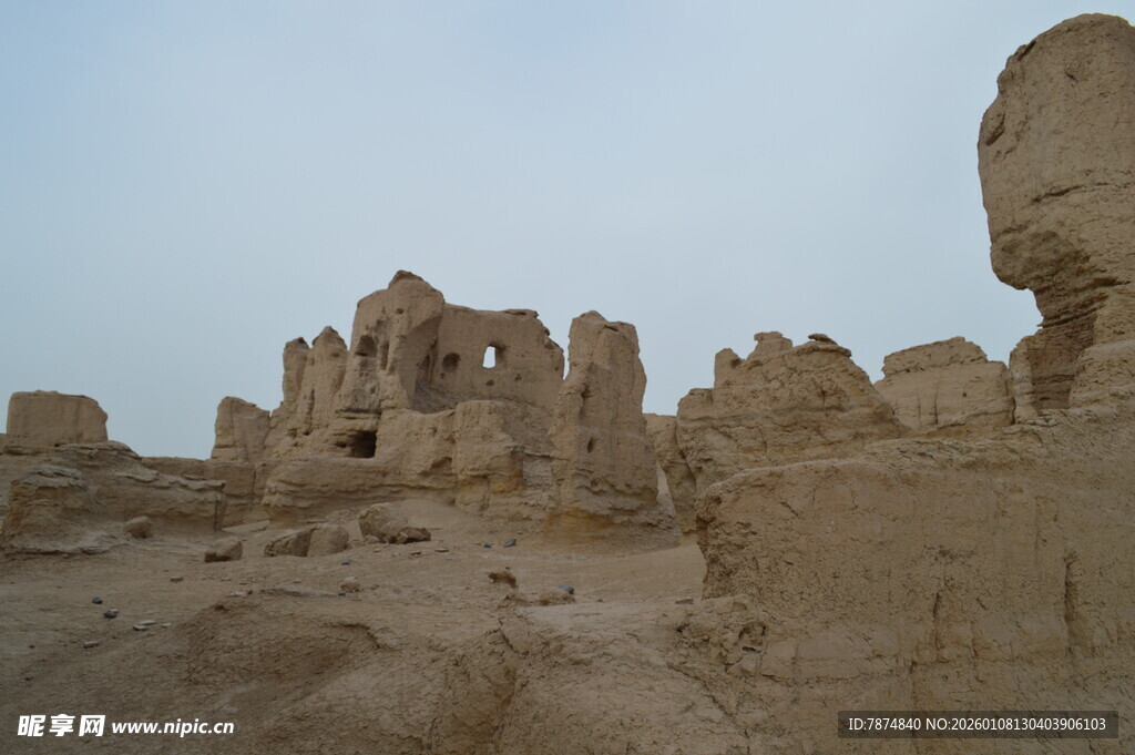 沙漠中的古老废墟遗迹