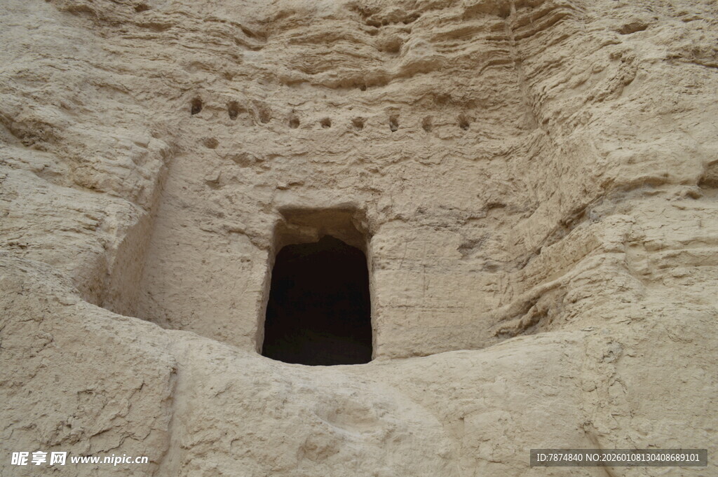 沙漠中的神秘洞穴入口