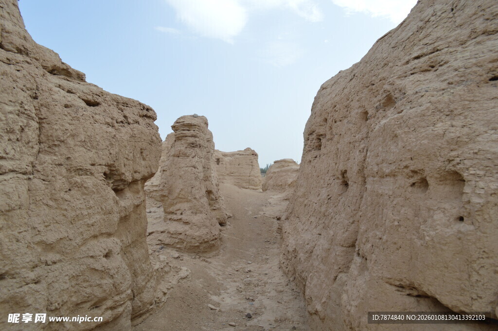 沙漠中的古老土壁景观