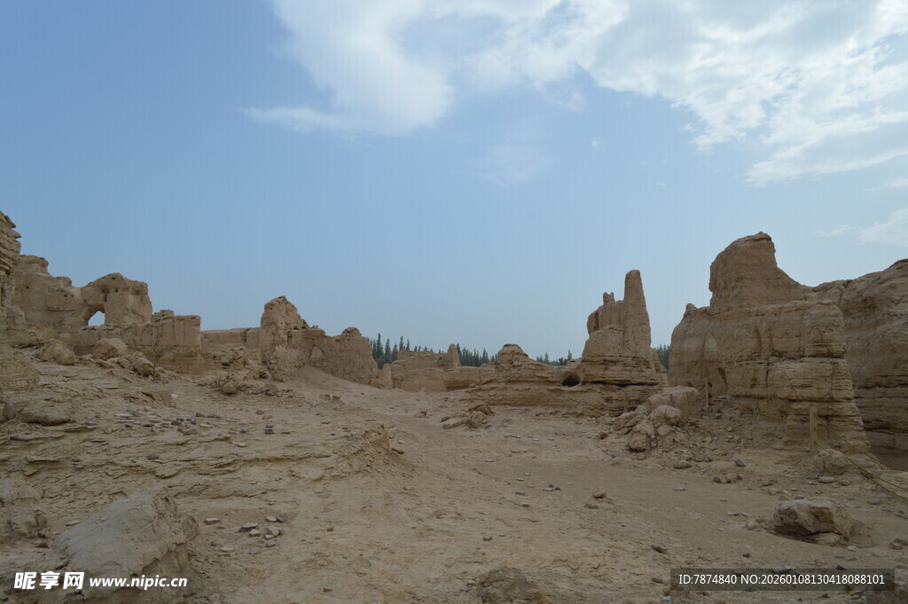 荒凉戈壁中的古老遗迹